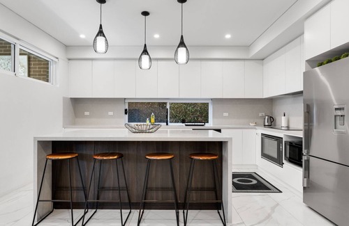 Lidcombe House | Lidcombe Luxe on Eric Spacious Stay mins to Olympic Park