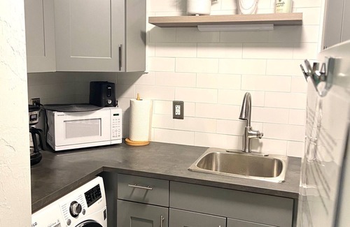 Sarasota Apartment | Lido Key- quaint studio remodeled holiday cottage-A