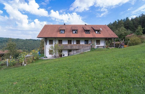 Chamerau Apartment | Liebevolle Ferienwohnung mit Terrasse auf Ferienbauernhof