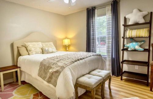 Pensacola House | Life's a Breeze - Updated 3BR 5min to Pcola Beach