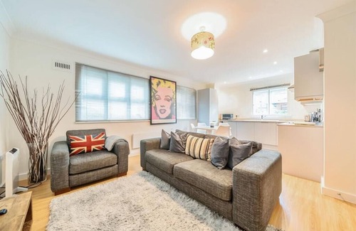 Norwood Green Apartment | Light 2 bed 2 bath, modern, ground floor apartment located in Olde Hanwell