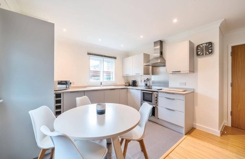 Norwood Green Apartment | Light 2 bed 2 bath, modern, ground floor apartment located in Olde Hanwell