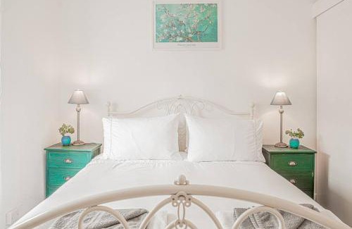 Tetbury Apartment | Light and Central Apartment above Knead Bakery