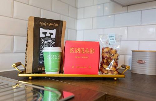 Tetbury Apartment | Light and Central Apartment above Knead Bakery