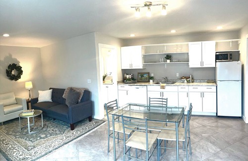 Skidmore Academy Historic District House | Light-Bright-Stylish! Sparkling Clean! 15-min level walk to town. Private deck.