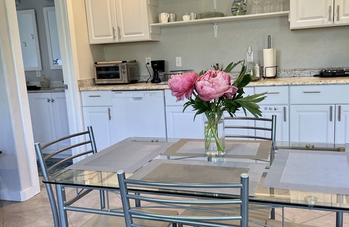 Skidmore Academy Historic District House | Light-Bright-Stylish! Sparkling Clean! 15-min level walk to town. Private deck.