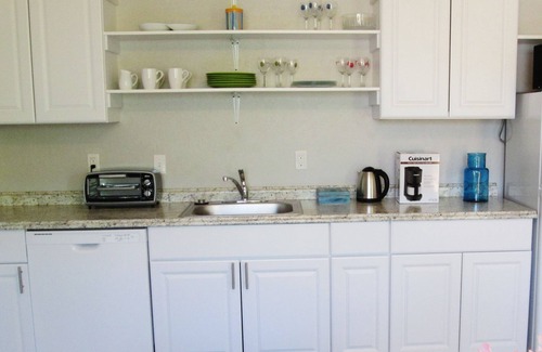 Skidmore Academy Historic District House | Light-Bright-Stylish! Sparkling Clean! 15-min level walk to town. Private deck.