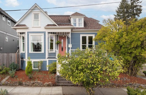 King House | Light filled 3-bedroom Victorian in Portland with fenced yard