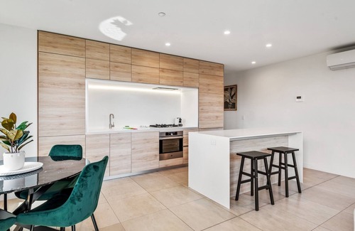 Melbourne Apartment | Light Filled Apartment by Albert Park Lake