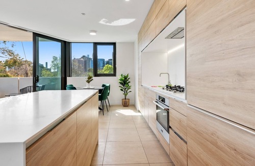 Melbourne Apartment | Light Filled Apartment by Albert Park Lake
