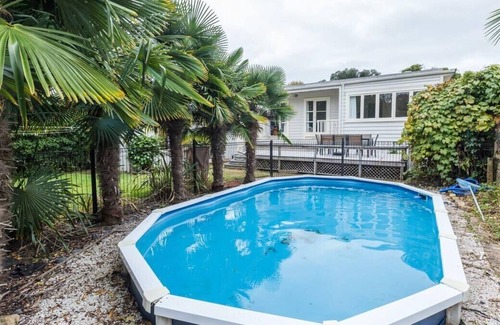 Remuera House | Light-filled Newly Renovated 3 Bedroom Villa in Remuera