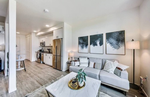 Clawson Apartment | Light-Filled Open One-Bedroom in West Oakland