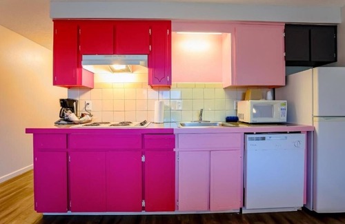 Seaside Hotel | Light-Filled Room Alongside River Near Downtown Seaside