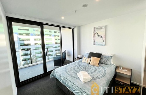 City East Apartment | Light & Lovely in Canberra's CBD - 1BR Apt w/Carsp