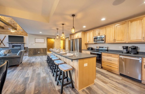 Lake Harmony Estates Ski Chalet | "Light My Fire" 8 Bedroom, Hot Tub, Firepit, Outdoor Bar, Sauna, Elevator