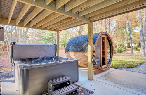 Lake Harmony Estates Ski Chalet | "Light My Fire" 8 Bedroom, Hot Tub, Firepit, Outdoor Bar, Sauna, Elevator