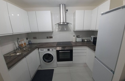 Hounslow Heath Apartment | Light, spacious 2 bed apartment nr Heathrow airport
