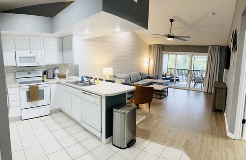Lakeland Condo | Lighthouse Retreat | 2Bed, 2 Bath | Quiet Cove | Boat Slip & Pool Access