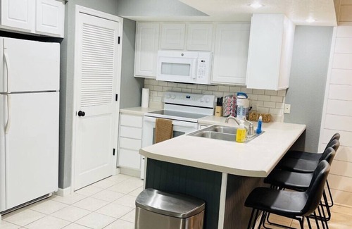 Lakeland Condo | Lighthouse Retreat | 2Bed, 2 Bath | Quiet Cove | Boat Slip & Pool Access