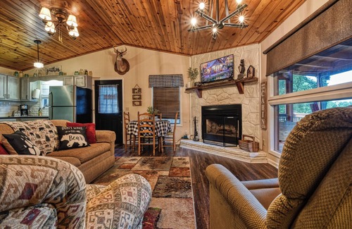 Deerfoot Park Estates Cabin | Lightning Bug Lodge - Cozy Mountain Cabin, Peaceful/Quiet Area, Hot tub!