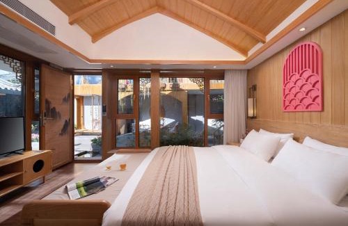 Dayan Old Town Hotel | Lijiang MuYa Chinese Courtyard Hotel with Water View