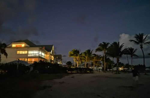 Saint-Francois Apartment | 'LIKE A HOUSE' with the BEACH AT THE END OF THE GARDEN Classification 5 * Standing