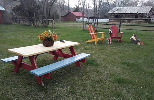 Dubois Cabin | Lil' Cabin on the Wind River - newly renovated, in town location!