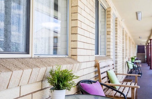 Goulburn Bed & Breakfast | Lilac City Motor Inn Standard Queen Room 7