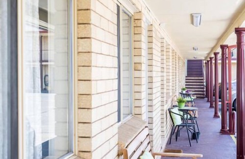 Goulburn Bed & Breakfast | Lilac City Motor Inn Standard Queen Room 9