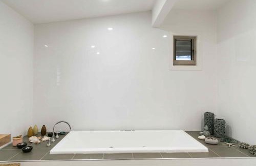 Keinbah Villa | Lilies Lakeside Spa Villa - 1 Bedroom