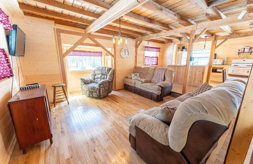 Curtis Cottage | Lillie's Lil Cabin: Leaf Peeping + Lake Views + Cabin Comfort