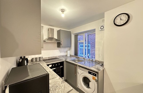 Marston Green Apartment | Lilypad Suite: Near Bham Airport | NEC | HS2 | Res