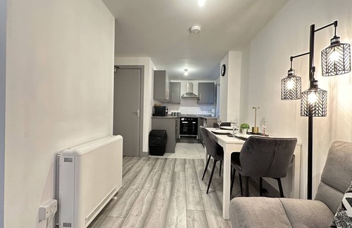 Marston Green Apartment | Lilypad Suite: Near Bham Airport | NEC | HS2 | Res