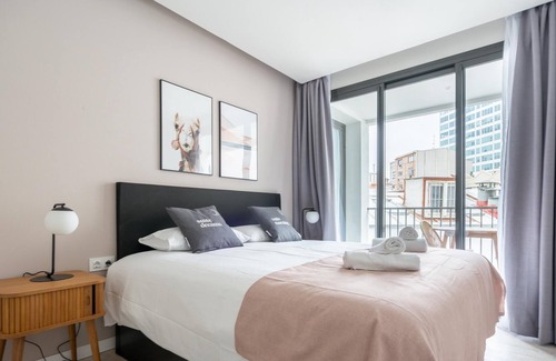 Hostafrancs Apartment | limehome Barcelona Rector Triadó |2-BR Apt+balcony