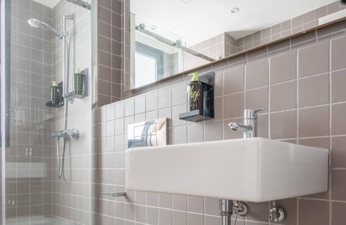 Hostafrancs Apartment | limehome Barcelona Rector Triadó |2-BR Apt+balcony