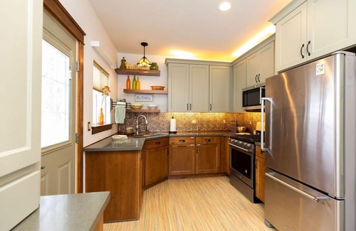 Lakeside House | Lincoln 2 -Near Lake Michigan, Dog Friendly, spacious, EV charger, Great House