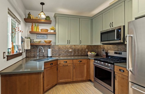 Lakeside House | Lincoln 2 -Near Lake Michigan, Dog Friendly, spacious, EV charger, Great House