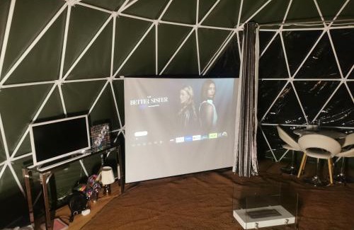 Lincoln Apartment | Lincoln Big Dome, 4 beds, Projector - Groups OK