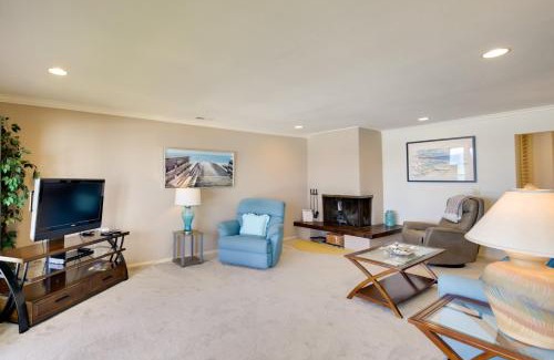 Lincoln Beach Apartment | Lincoln City Vacation Rental with Pool and Ocean Views