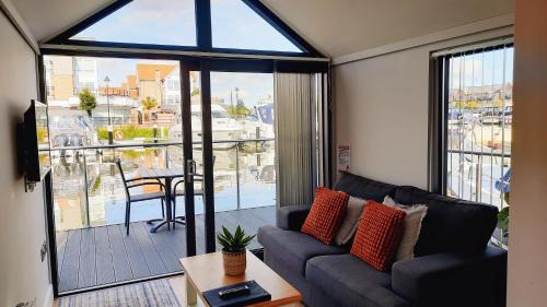 Lincoln Apartment | Lincoln Floating Holidays