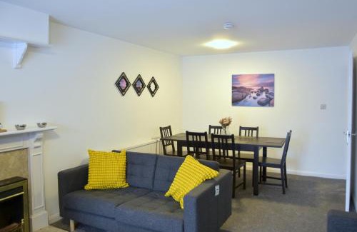 Oadby House | Lindrick Villa- 3BD Bunglow , Free parking- Long stays