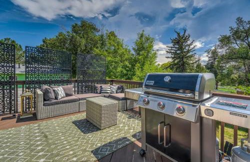 Central Colorado Springs House | Lion Lodge - Prime Spot Game Room Hot Tub Fire Pit