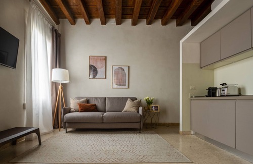 Castello Apartment | Lion Palace Junior Suite R&R