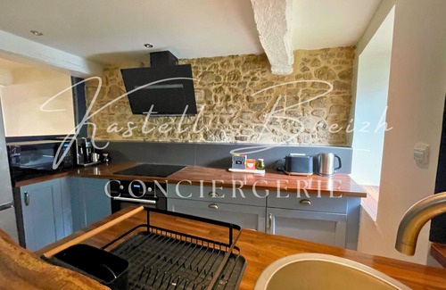 Guingamp House | Listed 17th century town house in the heart of the historic center