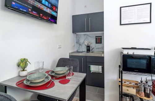 Rommelhausen Apartment | LiT LiVING: Luxus | Box SprIng | Kitchen | Parking