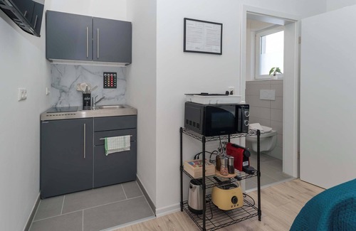 Rommelhausen Apartment | LiT LiVING: Luxus | Box SprIng | Kitchen | Parking