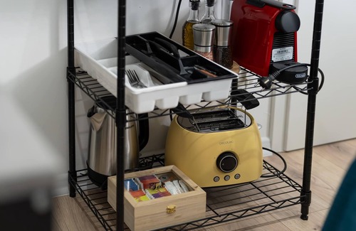 Rommelhausen Apartment | LiT LiVING: Luxus | Box SprIng | Kitchen | Parking