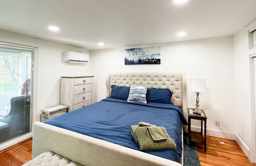 Hudson House | Little Atlantic welcomes your cheerful stay! 5 minutes to Warren St