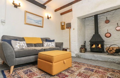 Penryn Cottage | LITTLE AVALON, character holiday cottage, with open fire in Penryn