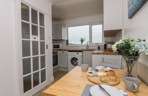 Penryn Cottage | LITTLE AVALON, character holiday cottage, with open fire in Penryn